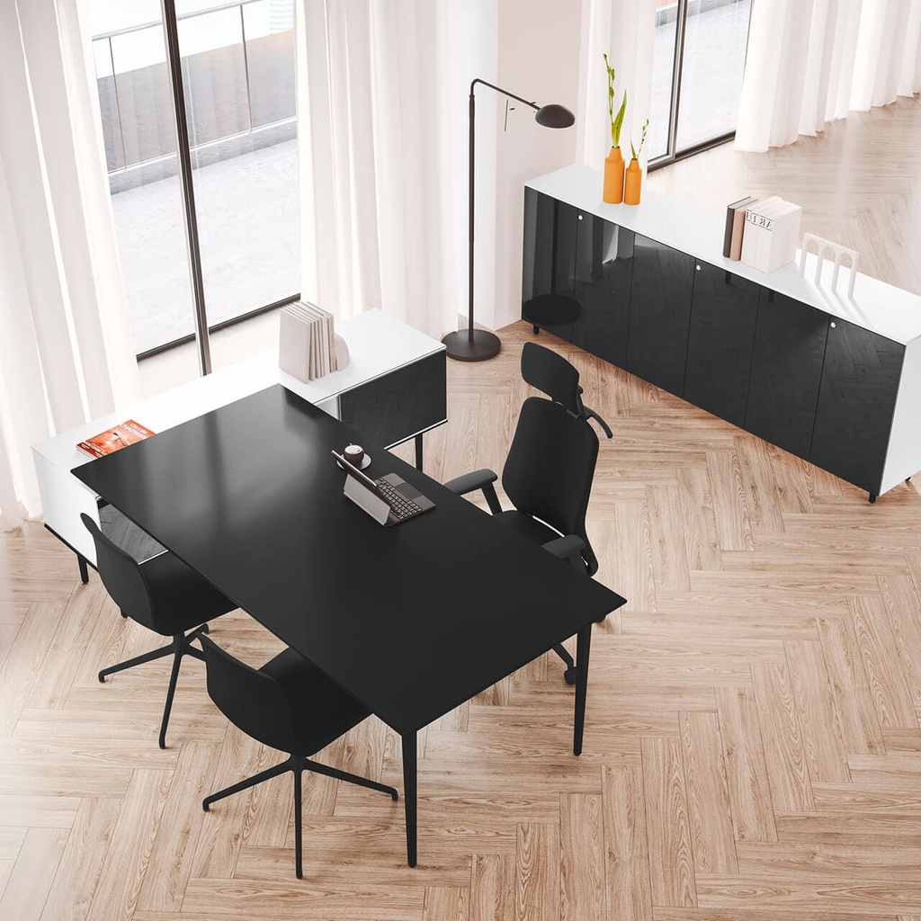 Despacho con silla ergonómica de oficina A+S Work de color negro