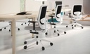Oficina con sillas ergonómica Trim de Actiu con respaldo de altura regulable tapizadas en varios colores