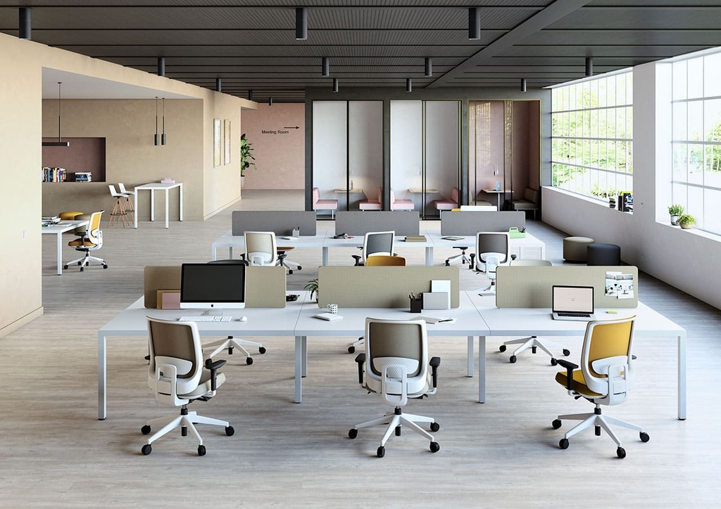 Oficina con sillas ergonómica Trim de Actiu con respaldo de altura regulable tapizadas en varios colores