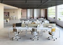 Oficina con sillas ergonómica Trim de Actiu con respaldo de altura regulable tapizadas en varios colores