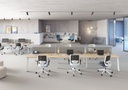 Oficina con sillas ergonómica Trim de Actiu con respaldo de altura regulable tapizadas en varios colores