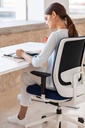 Oficina con sillas ergonómica Trim de Actiu con respaldo de altura regulable tapizadas en varios colores