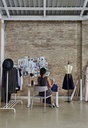 Oficina de diseño amuebleada con sillas vintage Wing