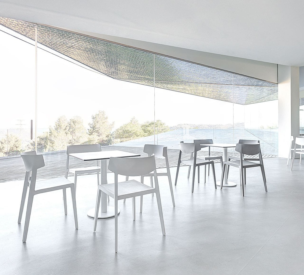 Cafetería de diseño amuebleada con sillas vintage Wing