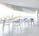 Cafetería de diseño amuebleada con sillas vintage Wing