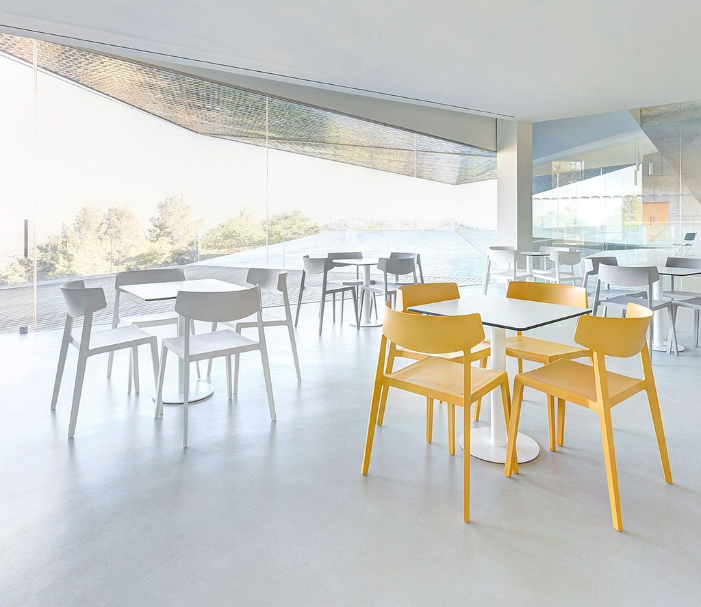 Entorno de cafetería de diseño con sillas vintage Wing