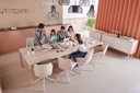 Sillas Noom 30 con base giratoria de aluminio con autoretorno en espacio de trabajo colaborativo