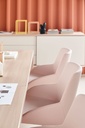 Sillas Noom 30 con base giratoria de aluminio con autoretorno y tapizado en rosa en espacio de coworking