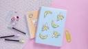 Chica luciendo una chaqueta vaquera decorada con ilustraciones hechas a mano usando rotuladores Edding 1200