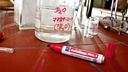 Edding Nº1 usado para escribir sobre superficies metálicas en un entorno industrial