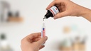 Primer plano de marcador Edding Nº1 introducido en tinta recargable Edding MTK 25 negra