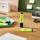 Rotuladores fluorescentes Staedtler Textsurfer Classic sobre escritorio con libreta y materiales de oficina