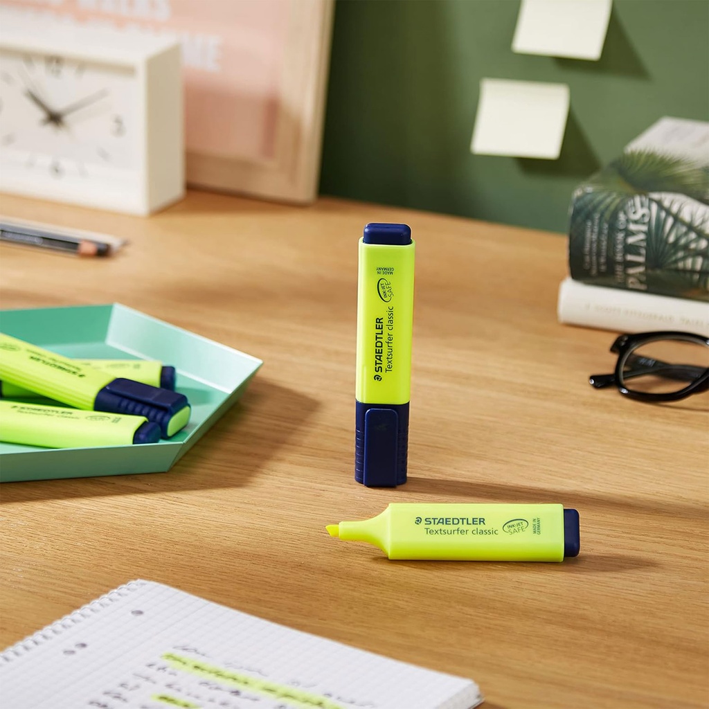 Rotuladores fluorescentes Staedtler Textsurfer Classic sobre escritorio con libreta y materiales de oficina