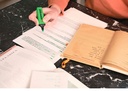 Rotulador fluorescente verde Stabilo Boss Original subrayando texto en un entorno de estudio