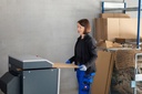 Introduciendo cartón en Máquina para hacer virutas de cartón HSM ProfiPack ecoChip