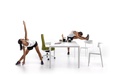 Atletas realizando estiramientos sobre mesa Prisma de Actiu con diseño nórdico de efecto madera