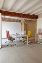 Sala de reuniones con sillones Cron y mesa Prisma de Actiu de diseño nórdico