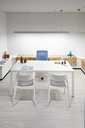 Despacho con sillón Cron, sillas Wing y mesa Prisma de Actiu de diseño nórdico