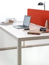 Divisoria portátil sobre mesa Prisma con diseño escandinavo y sillas Trim de Actiu 