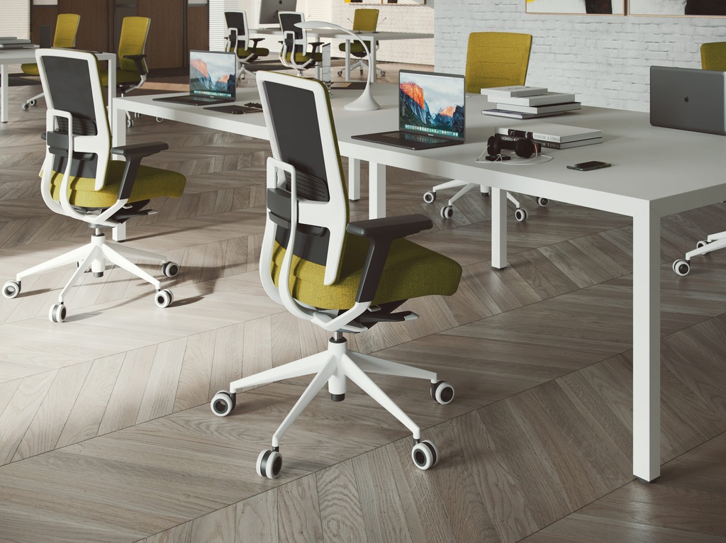 Mesa doble de reunión Prisma de Actiu con diseño escandinavo en color blanco y sillas TNK Flex con asiento verde