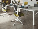 Mesa doble de reunión Prisma de Actiu con diseño escandinavo en color blanco y sillas TNK Flex con asiento verde