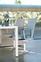 Mesa Prisma de Actiu con diseño nórdico en blanco con asientos Cron y apoyo en armario de archivo