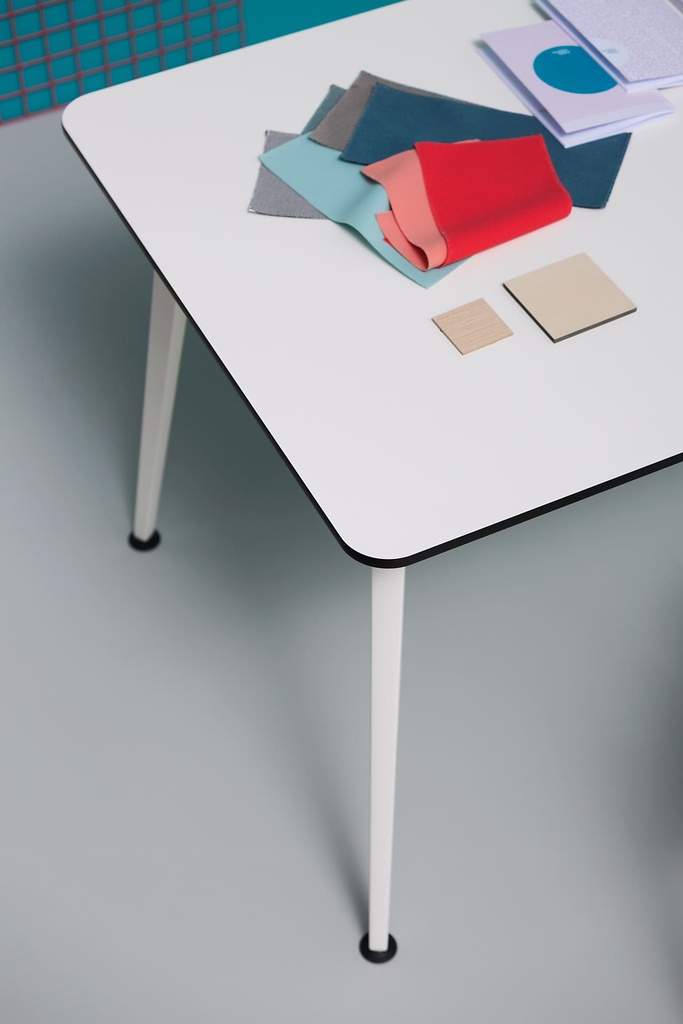 Mesa Twist de Actiu con diseño de patas de aluminio