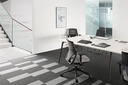Mesa Twist de Actiu con diseño de patas de aluminio en negro para sala de reuniones