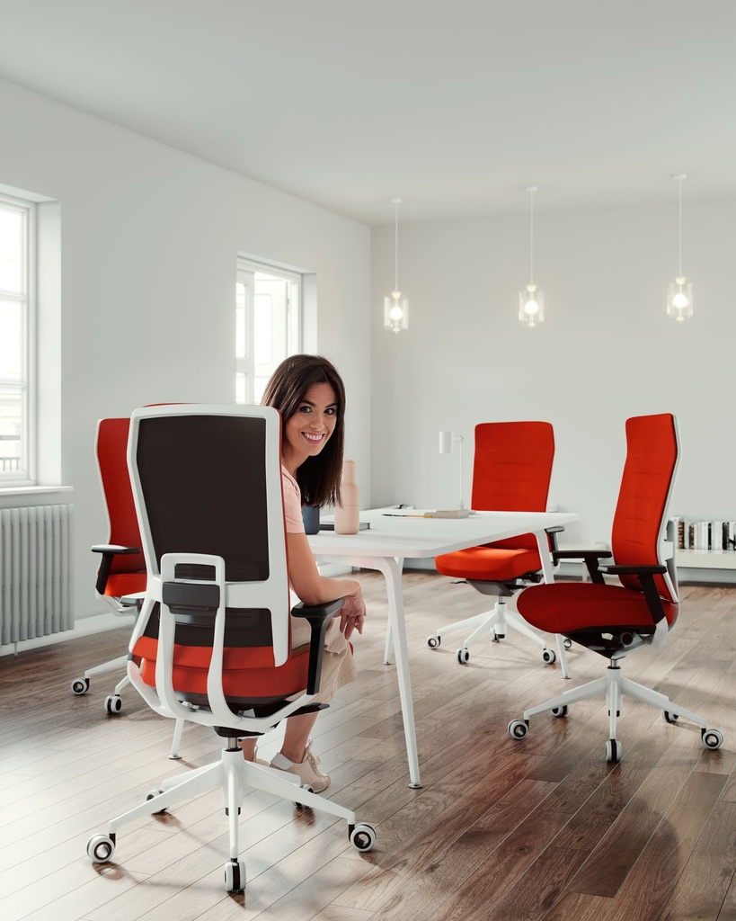 Mesa Twist de Actiu con diseño en oficina con silla TNK Flex en rojo