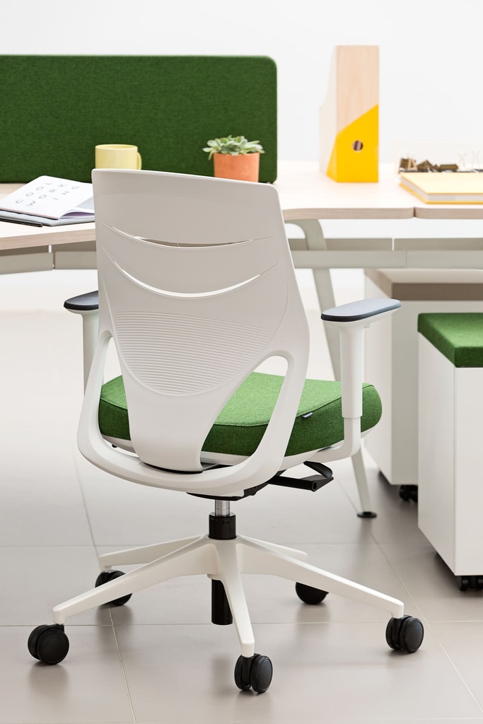 Mesa Twist de Actiu en oficina de diseño con silla Efit verde