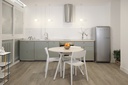 Mesa auxilar Arkitek de Actiu con diseño de patas de aluminio en negro