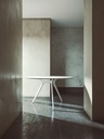 Mesa auxilar Arkitek de Actiu con diseño de patas de aluminio en blanco