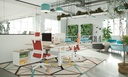 Oficina con mesa Mobility doble de Actiu con silla Stay
