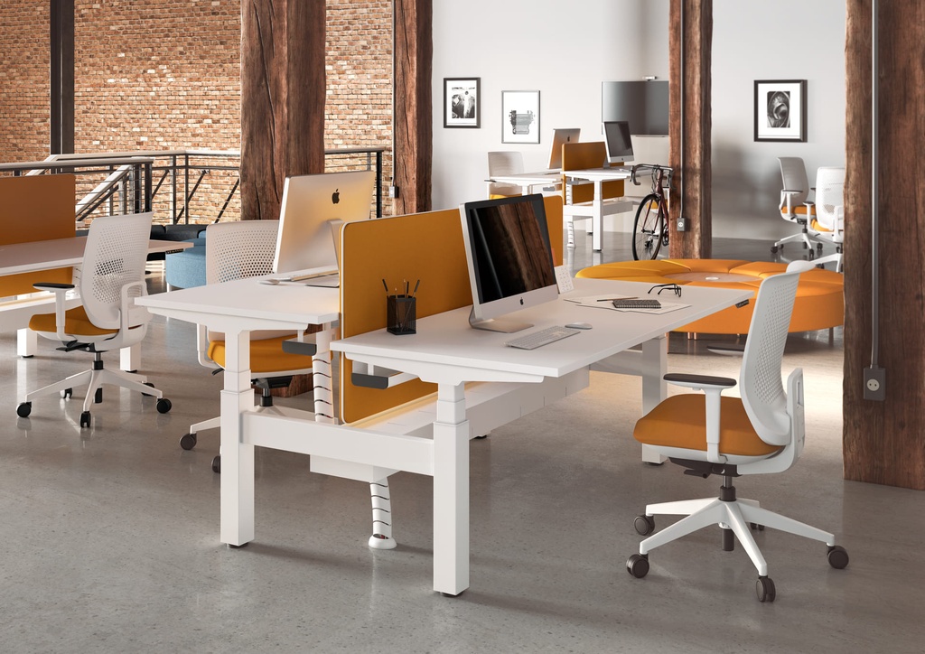 Oficina moderna con mesa Mobility doble de Actiu y sillas amarillas