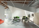 Oficina moderna con mesa Mobility doble de Actiu y sillas TNK Flex verdes