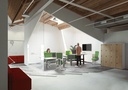 Oficina moderna con mesa Mobility doble de Actiu y taquillas