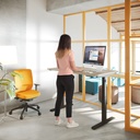 Mujer trabajando de pie con mesa Mobility de Actiu con estructura negra