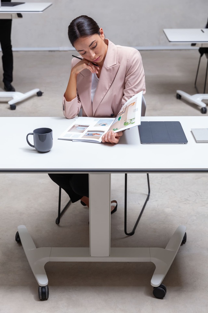 Mesa elevable, abatible y móvil con ruedas Talent de Actiu