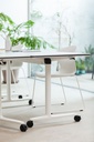 Mesa abatible y móvil con ruedas Talent de Actiu de 80 cm de fondo