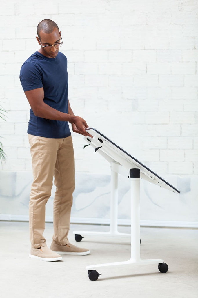Mesa abatible y móvil con ruedas Talent de Actiu de 80 cm de fondo