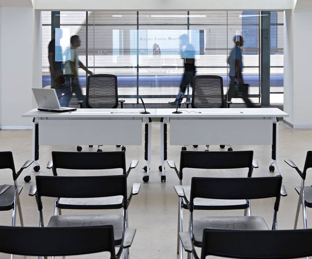 Mesa móvil y abatible Trama 80 Express en sala de conferencias