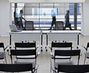 Mesa móvil y abatible Trama 80 Express en sala de conferencias