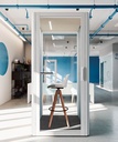 Cabina insonorizada blanca Qyos 100 en showroom de Actiu