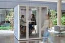 Reunión en el interior de la cabina insonorizada Qyos 400 de Actiu