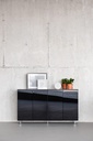 Armario Longo de Actiu con puertas abatibles negras