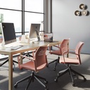 Oficina con silla Spacio de Actiu con base, brazos y carcasa en blanco y asiento tapizado en amarillo, y otra con carcasa amarilla y asiento tapizado gris