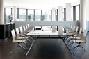 Sala de reuniones con silla Ikara con base giratoria autoretorno y carcasa de madera con frontal tapizado en piel blanca
