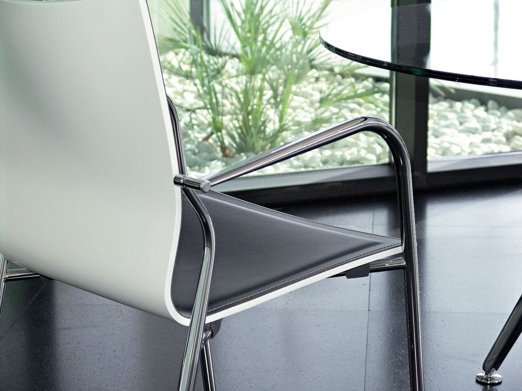 Vista 3/4 trasera de silla Ikara para visitas con trasera de madera lacada blanca y frontal tapizado en piel negro