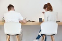 Silla Whass de Actiu con pata de madera y carcasa blanca