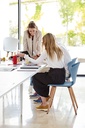 Silla Whass de Actiu con pata de madera y carcasa azul